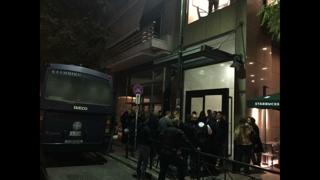 Έφοδος της ομάδας «Ρουβίκωνας» στο ιταλικό προξενείο της Αθήνας (Photos) - Media