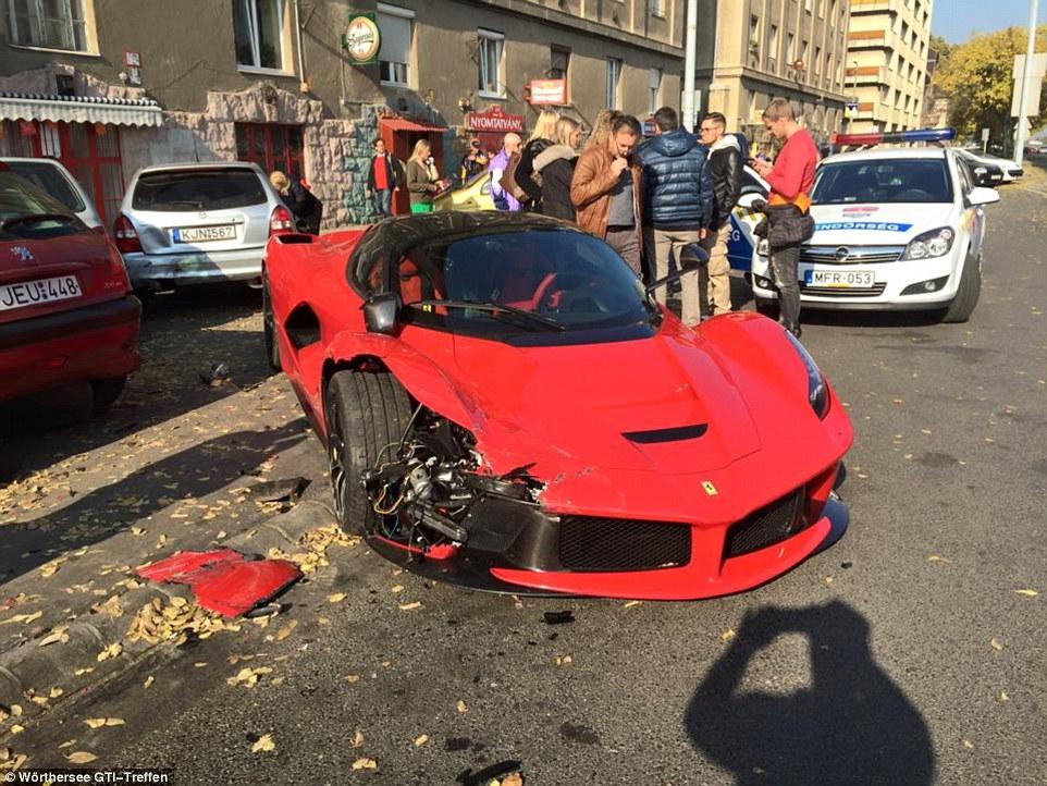 Αγόρασε Ferrari και λίγα μέτρα παρακάτω την διέλυσε πάνω σε παρκαρισμένα αυτοκίνητα (Photos/Video) - Media
