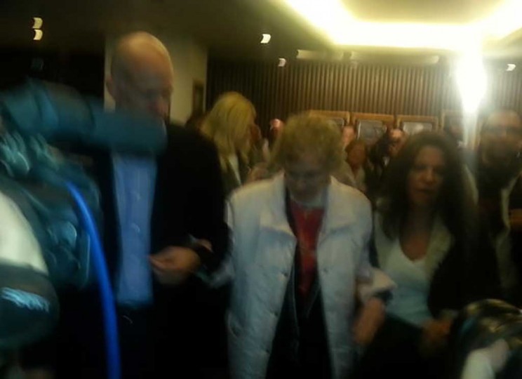 Έφοδος της ομάδας «Ρουβίκωνας» στην παρουσίαση του βιβλίου της Μαργαρίτας Παπανδρέου - Media