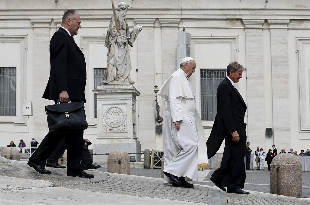 Διαρροή απόρρητων εγγράφων στο Βατικανό – Συνελήφθησαν ένας ιερέας και μία γυναίκα - Media
