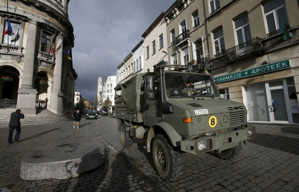 Μόνο ο φόβος κυκλοφορεί στις Βρυξέλλες: Κλειστά καταστήματα, υπηρεσίες και εστιατόρια, ο στρατός στους δρόμους (Photos) - Media