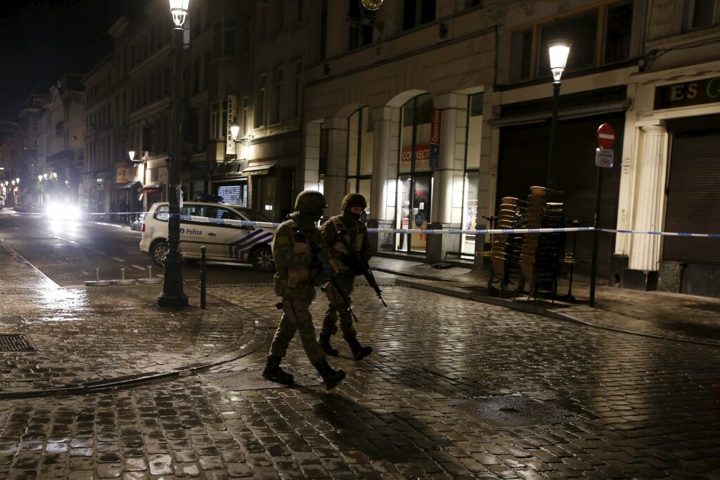 «Γιλέκο με εκρηκτικά» βρέθηκε στο Παρίσι - Media