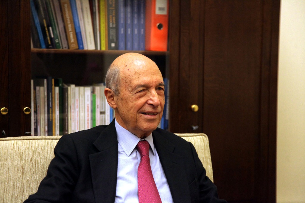 «Δρόμοι ζωής» το νέο βιβλίο του Κώστα Σημίτη - Είναι «πολιτική αυτοβιογραφία» λέει ο ίδιος - Media