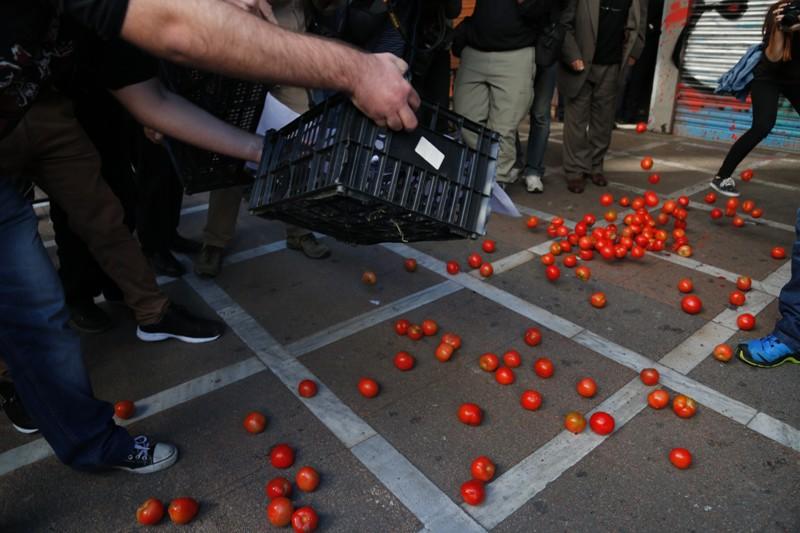 Πανεκπαιδευτικό συλλαλητήριο στο Κέντρο - Φοιτητές πέταξαν… ντομάτες και έκαψαν σημαία της ΕΕ (Photos) - Media