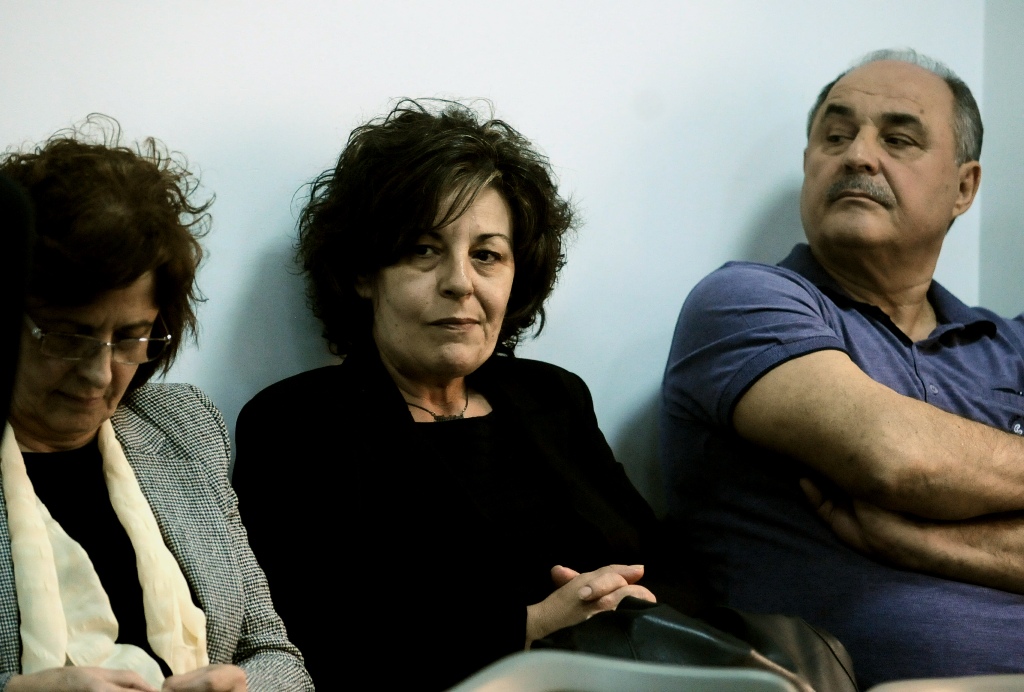 Ένταση στη δίκη της Χ.Α: Οργή της μητέρας Φύσσα προς τον δικηγόρο του Μιχαλολιάκου - Media