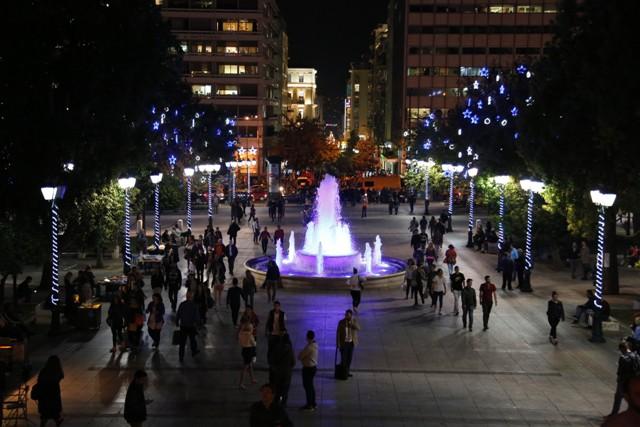Στα… χριστουγεννιάτικα «ντύθηκε» η Αθήνα – Στολίστηκε το Σύνταγμα (Photos) - Media