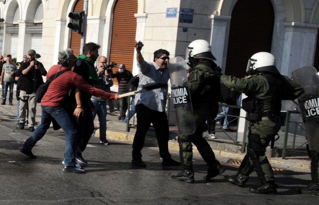 Άγριο ξύλο και χημικά στο παναγροτικό συλλαλητήριο (Photos/Video) - Media