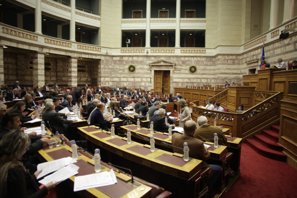 Βουλή: Ένταση για πλειστηριασμούς και «κόκκινα» δάνεια – Η κυβέρνηση απέσυρε το άρθρο για τον αναβαλλόμενο φόρο - Media