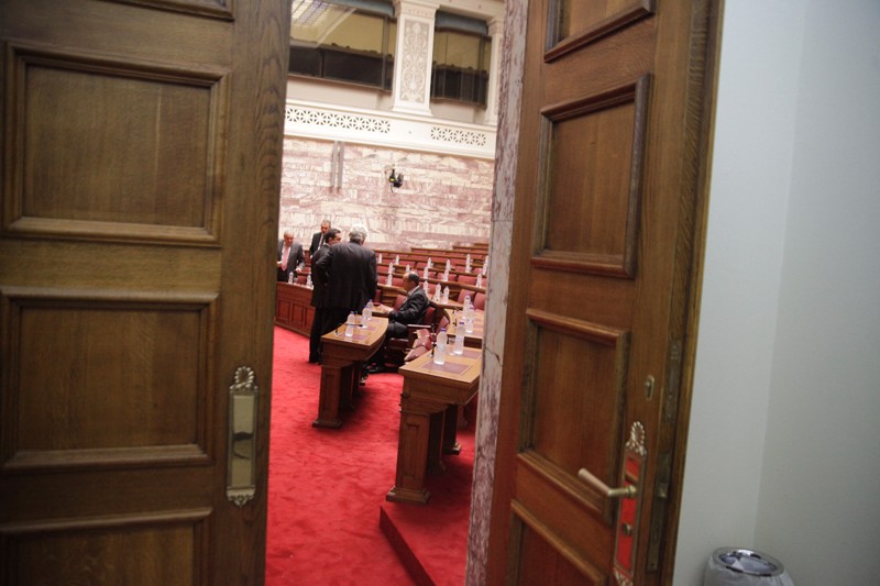 Με το όπλο παρά πόδα παραμένουν στην ΝΔ  - Media