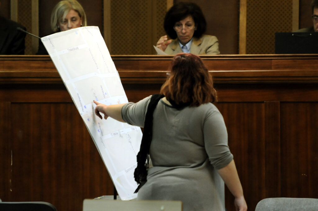 Τραμπουκισμοί χρυσαυγιτών κατά μάρτυρα στη δίκη - «Αφήστε με να βγω έξω και θα της δείξω εγώ» - Media