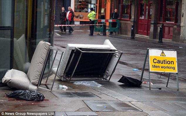 Περπατούσε αμέριμνος και του έπεσε καναπές στο κεφάλι (Photos) - Media