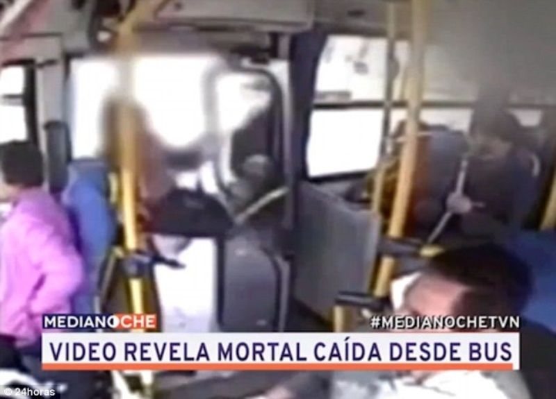 Οδηγός λεωφορείου άνοιξε την πόρτα που στηριζόταν επιβάτης – Έπεσε στο δρόμο και σκοτώθηκε (Video) - Media