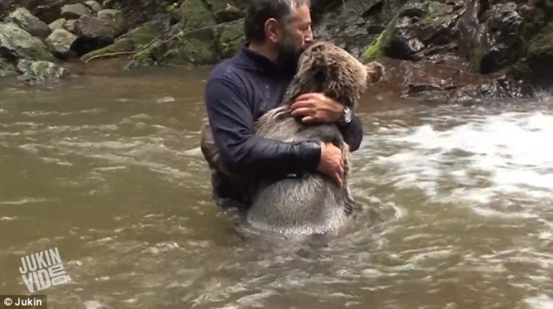 Αρκούδα αγκαλιάζει τρυφερά έναν εξερευνητή (Video) - Media