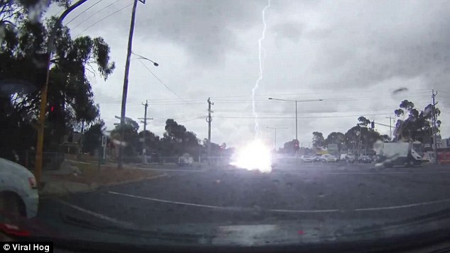 Η στιγμή που κεραυνός χτυπάει αυτοκίνητο (Video) - Media