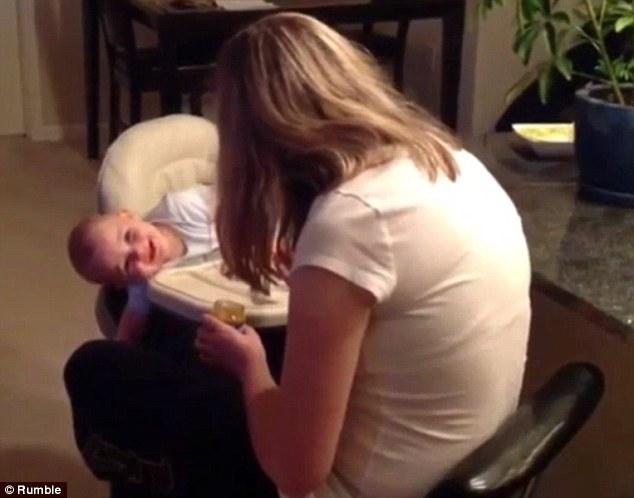 Σε αυτό το χαμόγελο δεν μπορεί να αντισταθεί κανείς – Πως ένα μωρό έξι μηνών προσπαθεί να κερδίσει την προσοχή της μαμάς του - Media