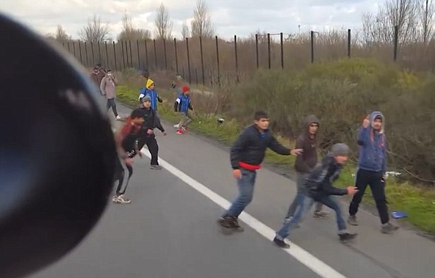 Ούγγρος οδηγός επιχειρεί να χτυπήσει πρόσφυγες με το φορτηγό του (Video) - Media