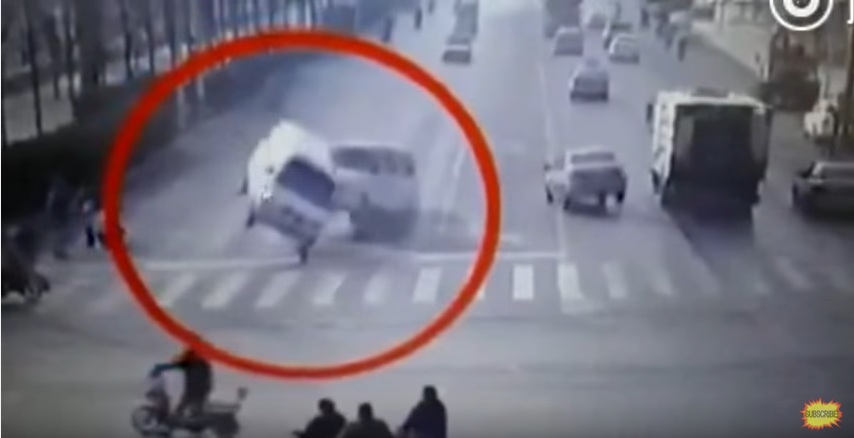 Μυστήριο με ανεξήγητο τροχαίο στην Κίνα – Οχήματα ξαφνικά «αιωρούνταν» (Video) - Media