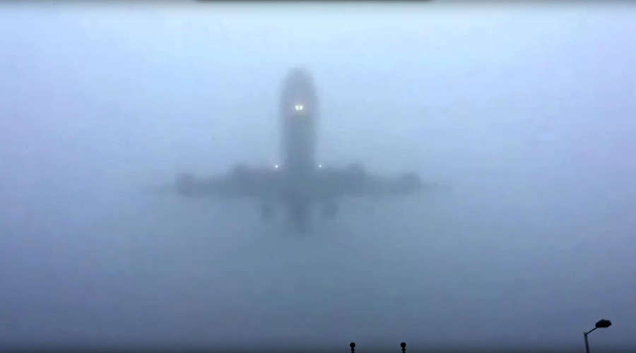 Σαν σκηνή από τους Πειρατές της Καραϊβικής: Αεροπλάνα ξεπετάγονται από την ομίχλη και προσγειώνονται στο Χίθροου (Video) - Media