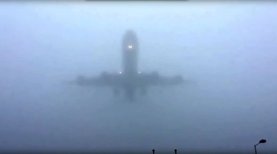 Σαν σκηνή από τους Πειρατές της Καραϊβικής: Αεροπλάνα ξεπετάγονται από την ομίχλη και προσγειώνονται στο Χίθροου (Video) - Media