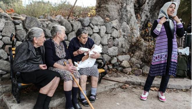 Οι γιαγιάδες της Λέσβου «αποχαιρέτησαν» τους πρόσφυγες - Media