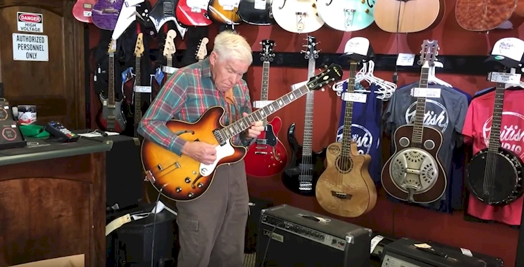 Ροκ σταρ ετών... 80 - Ένας υπέροχος παππούς σολάρει (Video) - Media