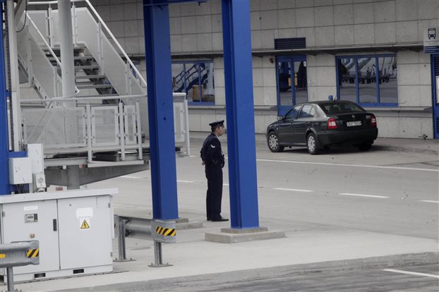 Άγριο ξύλο, με τραυματίες, μεταξύ Σέρβων και Κροατών οπαδών στο Ελ. Βενιζέλος (Video) - Media