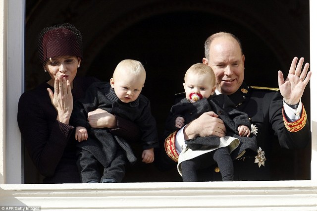 Ο πρίγκιπας Αλβέρτος με τα μωρά του στην εθνική γιορτή του Μονακό (Photos) - Media