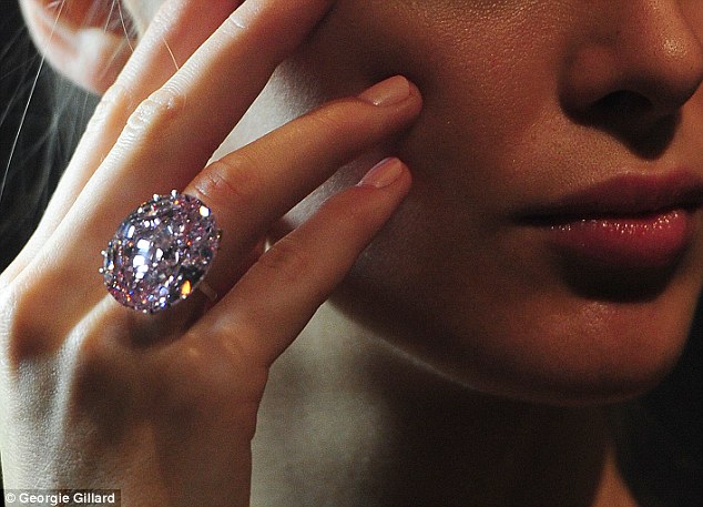 Στο «σφυρί» τα μεγαλύτερα και σπάνια διαμάντια – Δεκάδες εκατ. ευρώ για το «In the Pink» και το «Blue Moon» (Video) - Media