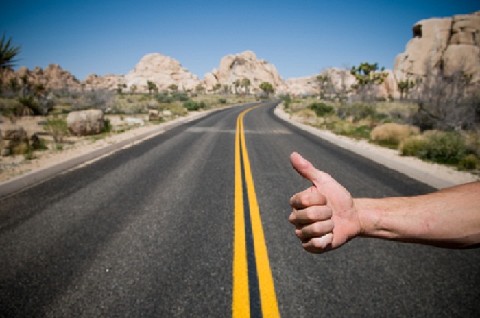 Πήρε αστυνομικό που έκανε ωτοστόπ και μάλλον το μετάνιωσε... - Media