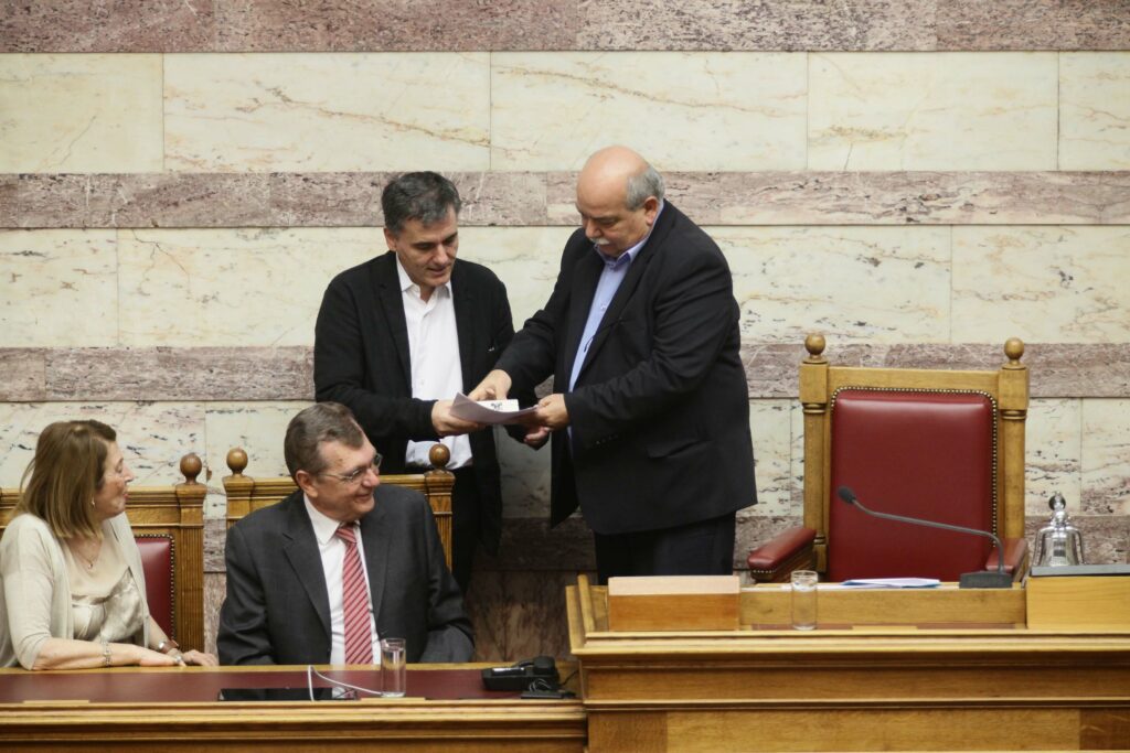 Κατατέθηκε στη Βουλή ο προϋπολογισμός του 2016 - Η ψήφιση του το Σάββατο 5 Δεκεμβρίου - Media
