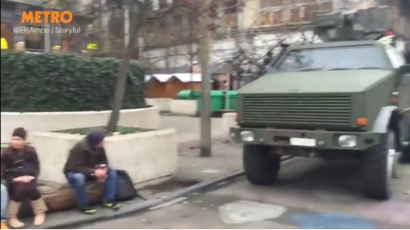 Έπαιζε τσέλο στις Βρυξέλλες, μια πόλη φάντασμα, με τους στρατιώτες και τα τανκς να περνούν δίπλα του (Video) - Media