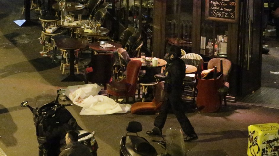 Τα πρώτα λεπτά μετά την αιματηρή επίθεση στο Café Bonne Bière - ΣΚΛΗΡΟ ΒΙΝΤΕΟ - Media