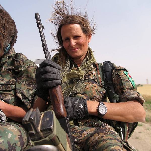 Το πρώην μοντέλο που παράτησε τις πασαρέλες και τώρα πολεμάει το ISIS, στο πλευρό των Κούρδων (Photos) - Media