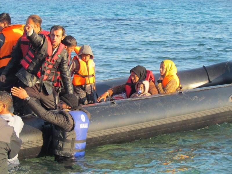 Κάθε 15΄ ξεκινούν στοιβαγμένοι στις «βάρκες του θανάτου», οι πρόσφυγες από τα παράλια της Τουρκίας (Photos) - Media Gallery 17