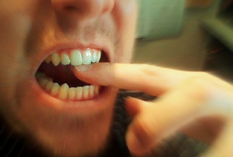 Τον δάγκωσε και του έκοψε ένα δάκτυλο από το χέρι για δύο ευρώ! - Media