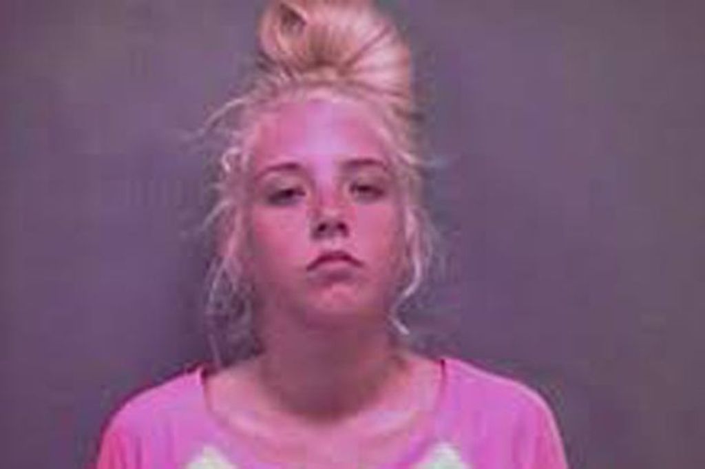 Την σταμάτησαν για έλεγχο διπλώματος και βρήκαν ένα όπλο στον… κόλπο της - Media