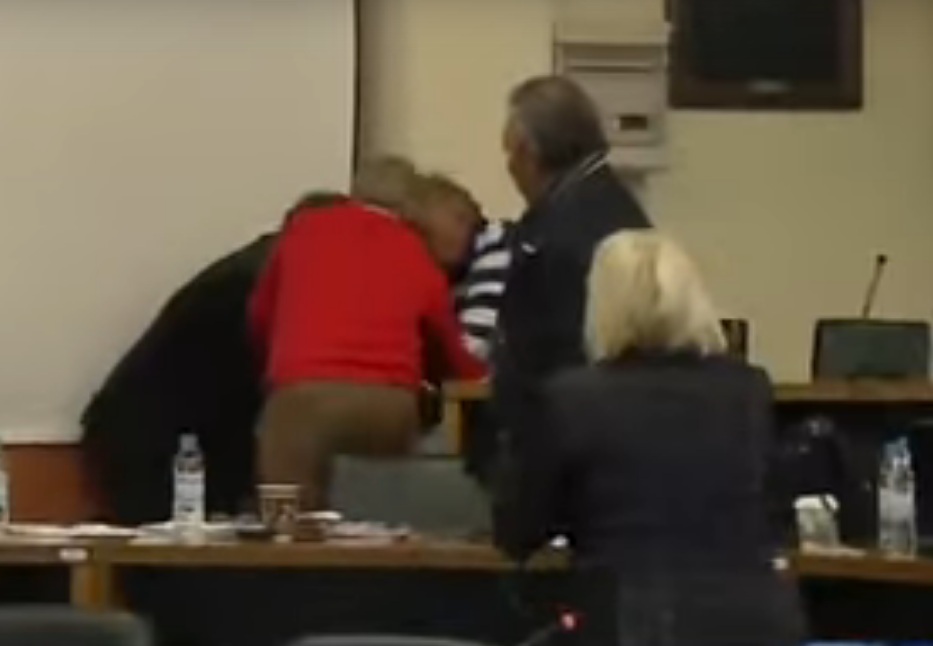 Με… μπουνιές «έλυσαν» τις διαφορές τους στο Δημοτικό συμβούλιο του Βόλου (Video) - Media