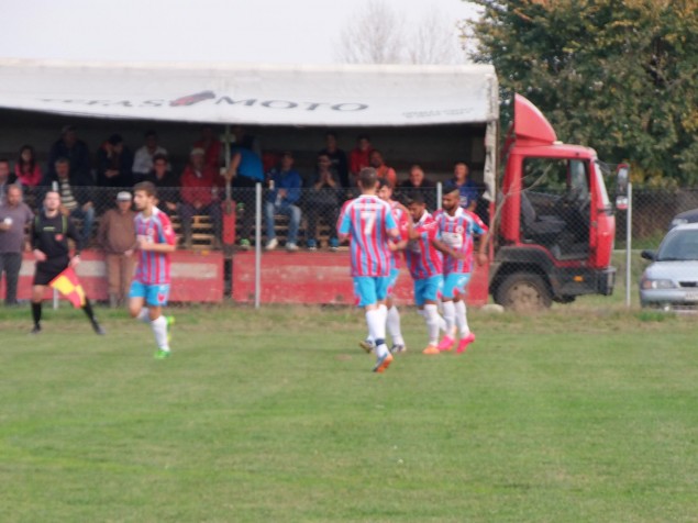 Παγκόσμια πατέντα! Έκαναν την καρότσα φορτηγού… σκεπαστή εξέδρα (Photo/Video) - Media