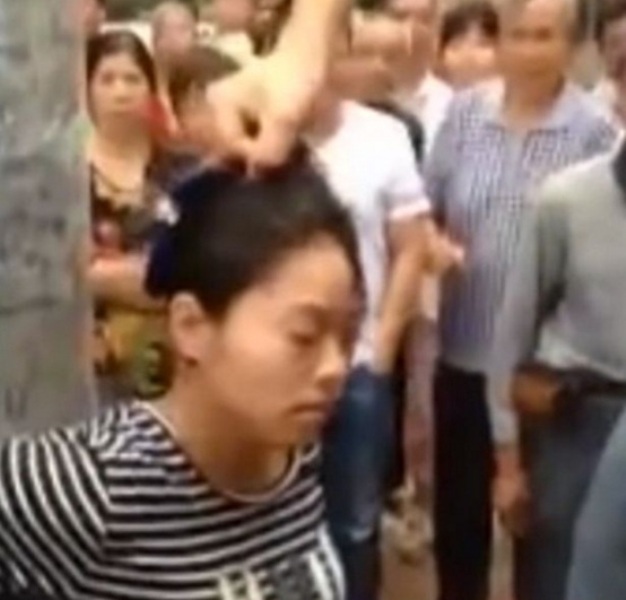 Πέρασαν μια έγκυο για κλέφτρα, την έδεσαν σε μια κολώνα και τη χτύπησαν άγρια και με μανία (Video) - Media