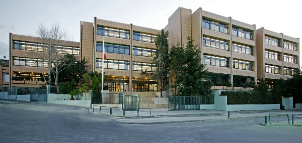 Εκκενώθηκε η Ελληνογαλλική Σχολή, μετά από τηλεφώνημα για βόμβα - Media