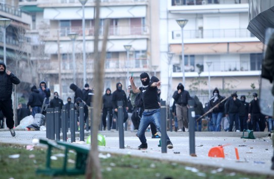 Άγριο ξύλο με ρόπαλα και λοστούς μεταξύ οπαδών του ΠΑΟΚ και του Άρη  - Media