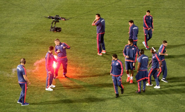 Επεισόδια στη Λεωφόρο στο ντέρμπι των «αιωνίων» - Φωτοβολίδα χτύπησε τον Φινμπόγκασον - Media