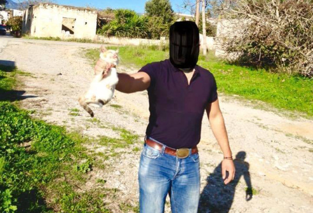 Φρίκη! Έπνιξε γατάκι με τα χέρια του και ανέβασε τη φωτογραφία στο facebook... (Photo) - Media