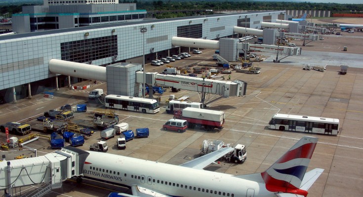 «Ύποπτο πακέτο» εντοπίστηκε σε αεροδρόμιο του Λονδίνου – Εκκενώθηκε το βόρειο τέρμιναλ - Media