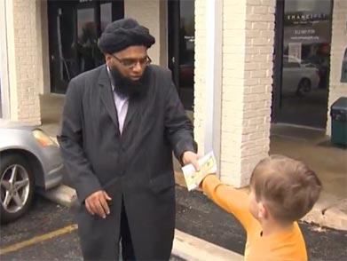 Επτάχρονο αγοράκι στις ΗΠΑ σπάει το γουρουνάκι του για να στηρίξει τζαμί που δέχτηκε επίθεση - Media