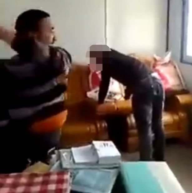 Καθηγητής «σπάει στο ξύλο» μαθητή σε ισλαμικό σχολείο του Καζακστάν - ΣΚΛΗΡΕΣ ΕΙΚΟΝΕΣ - Media