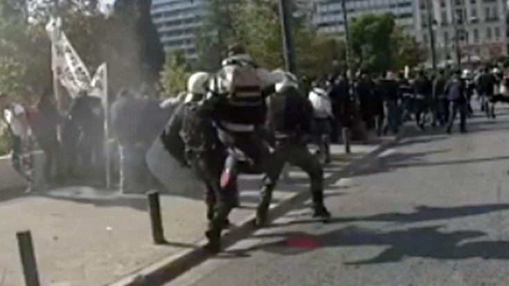 Πατέρας κλωτσάει με δύναμη στη μέση του δρόμου το μικρό του κοριτσάκι επειδή έπεσε από το μηχανάκι (Video) - Media