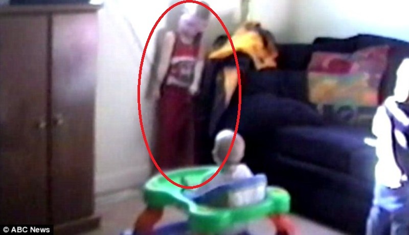 Μωράκι έπαιζε και κρεμάστηκε από το κορδόνι για τα στόρια – Οι γονείς το έσωσαν την τελευταία στιγμή (Video) - Media