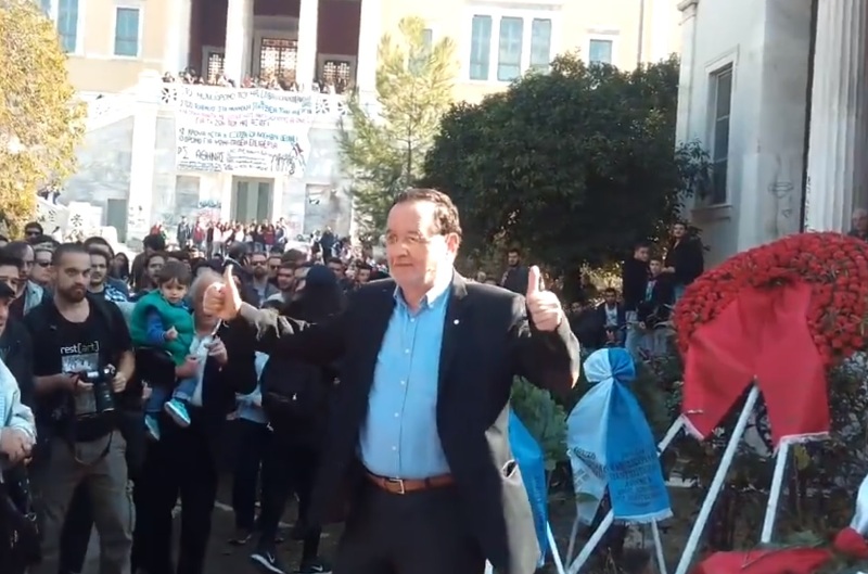 Το «thumbs up» του Π. Λαφαζάνη μετά την κατάθεση στεφάνου στο Πολυτεχνείο (Video) - Media