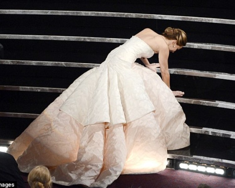 Ολόκληρη σταρ του Χόλιγουντ και τρώει την μία τούμπα μετά την άλλη (Photos) - Media